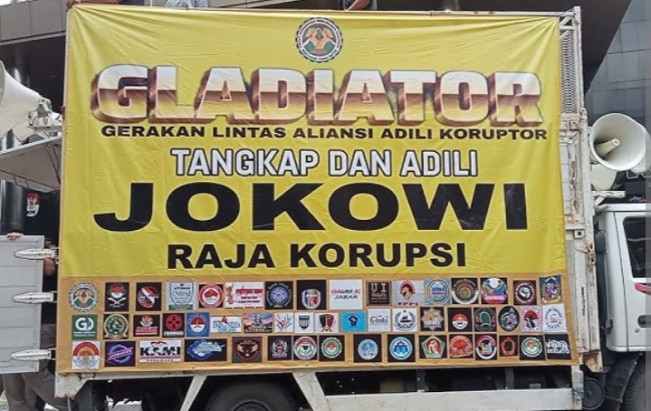Spanduk untuk menangkap dan adili Jokowi juga terlihat dipasang peserta aksi. [Int] 